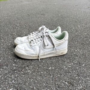 Air Force 1 men’s size 9 white sneakers